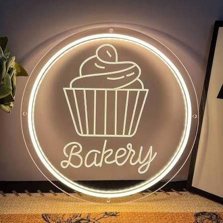 تابلو نئون LED طرح Bakery و کاپکیک روی پلکسی شفاف با نور سفید گرم مناسب قنادی و کافیشاپ